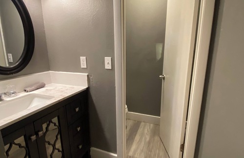 Edgewater House | Charming 3-bedroom townhome with WiFi, AC in welcoming Edgewater