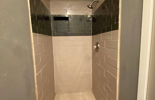 Edgewater House | Charming 3-bedroom townhome with WiFi, AC in welcoming Edgewater