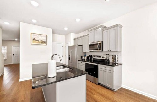 Cliftondale House | Charming 3-bedroom townhome in amazing Atlanta with WiFi, AC and King Bed