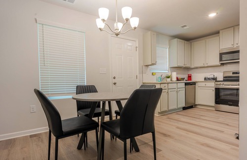 Austell House | Charming 3-bedroom townhome in Austell near Six-Flags and I-20