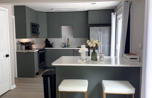 Roswell House | Charming 3-bedroom townhome with private parking and WiFi in beautiful Roswell