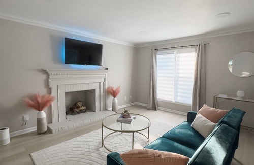 Roswell House | Charming 3-bedroom townhome with private parking and WiFi in beautiful Roswell