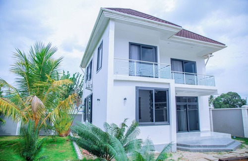 Mbezi Beach House | Charming 3-bedroom building with WiFi, AC in marvelous Dar es Salaam
