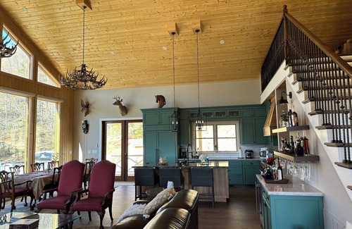 Bakersville House | Charming 3-Bedroom Cottage on 42 Acres with Mountain Views & Abundant Wildlife