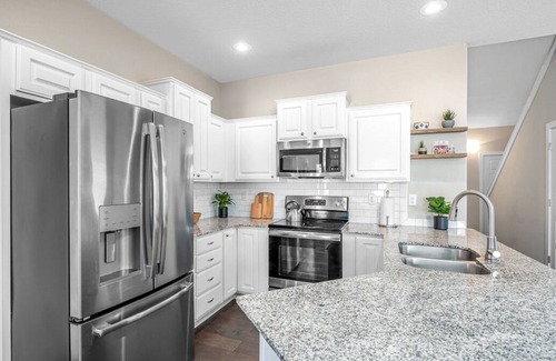 Bentonville House | Charming 3 Bedroom, 2.5 Bath Sleeps 6