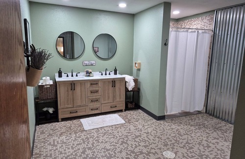 Marshalltown Cabin | Charming 3-bedroom lodge at Wolfe Ranch of Marshalltown