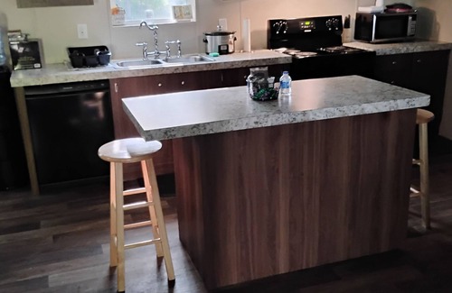 Sandersville House | Charming 3-bedroom house in Sandersville with WiFi and AC