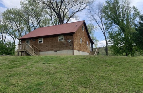 Boswell Cabin | Charming 3-bedroom, waterfront cabin in delightful Zion with WiFi & AC