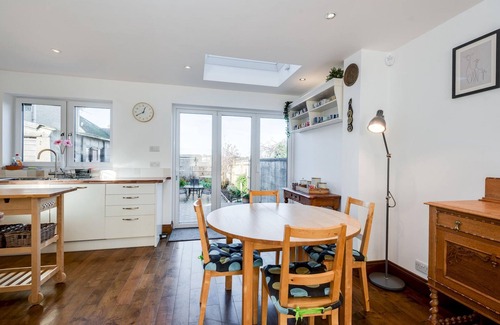 Oxford House | Charming 3 BR House - Garden Parking Near CS Lewis Park