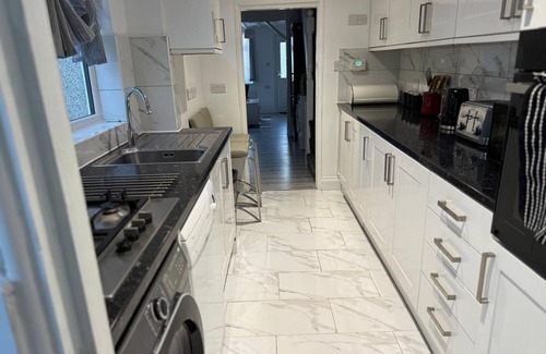 Belvedere House | Charming 3B Home in East London - Cozy & Central