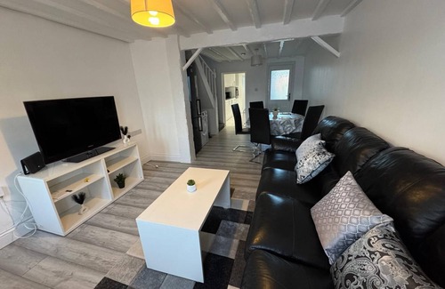Belvedere House | Charming 3B Home in East London - Cozy & Central