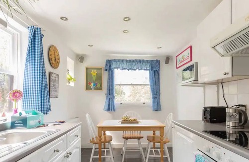Bow West Apartment | Charming 3BD Flat - 5 Minutes to Victoria Park