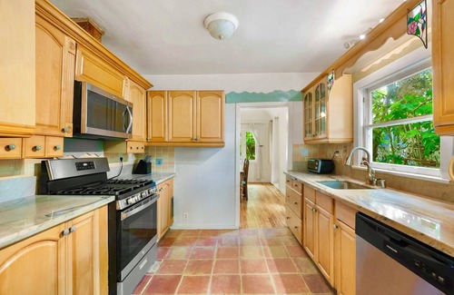 Ocean Park House | Charming 4+2 House in Heart of Santa Monica, walk 2 Beach, Main St, Venice &More