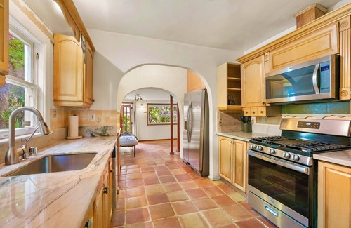 Ocean Park House | Charming 4+2 House in Heart of Santa Monica, walk 2 Beach, Main St, Venice &More