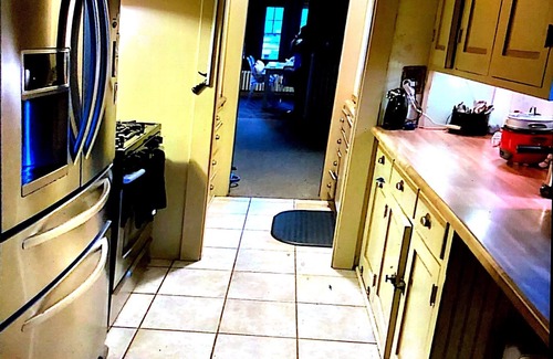 Youngstown House | Charming 4-bedroom apt. in house near YSU with WiFi located in Youngstown, Ohio
