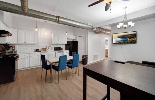 Lower West Side Apartment | Charming 4-bedroom apartment in pilsen