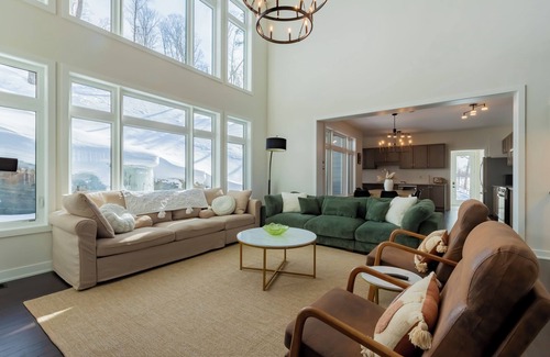 Dwight House | Charming 4-bedroom Lake of Bays Home