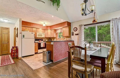 Briar Crest Woods Boat Rental | Charming 4-Bedroom House with WiFi, AC & Hot Tub in Tranquil Blakeslee - Poconos