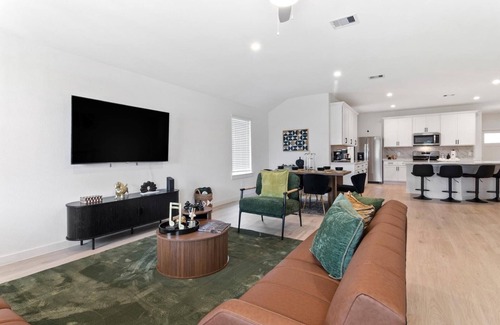 Barker House | Charming 4-bedroom house with AC, WiFi in peaceful Fulshear