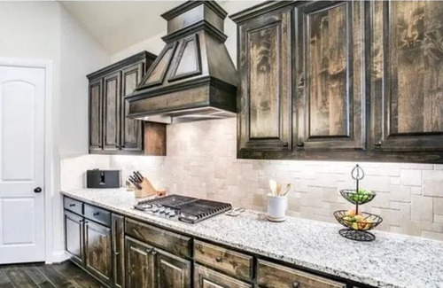 Roanoke House | Charming 4-bedroom house with AC and fitness room in Roanoke