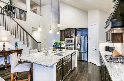 Roanoke House | Charming 4-bedroom house with AC and fitness room in Roanoke