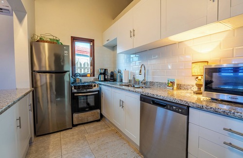 Calbas Plaza Residences House | Charming 4-bedroom house with WiFi and AC in pleasant Noord