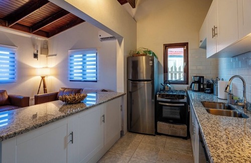 Calbas Plaza Residences House | Charming 4-bedroom house with WiFi and AC in pleasant Noord