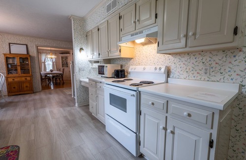 Apple Creek House | Charming 4 Bedroom home in the Amish countryside