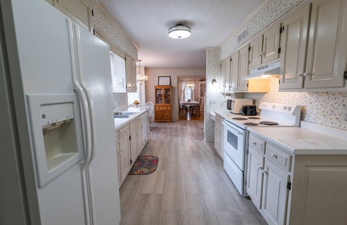 Apple Creek House | Charming 4 Bedroom home in the Amish countryside