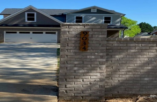 Huntersville House | Charming 4-bedroom house with WiFi and AC in fabulous Huntersville