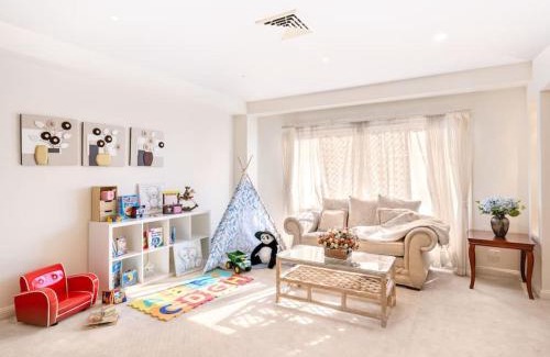 Calamvale House | Charming 4BR House and Cozy Garden