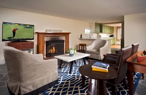 Manchester Hotel | Charming 4BR Perfect for Exploring Manchester's Beauty | Pool | Bar | Restaurant