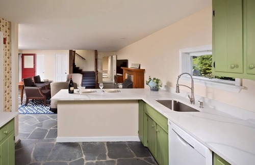 Manchester Hotel | Charming 4BR Perfect for Exploring Manchester's Beauty | Pool | Bar | Restaurant