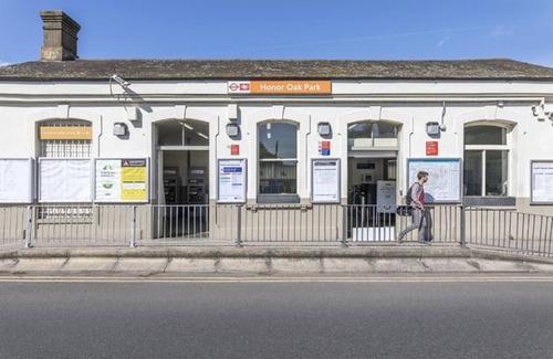 Perry Vale Apartment | Charming 5 Star 3 Bed London Flat, Garden, Parking