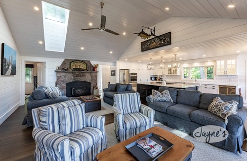 Torrance Cottage | Charming 8 bed 4 bath cottage/bunkie/boathouse on Lake Muskoka
