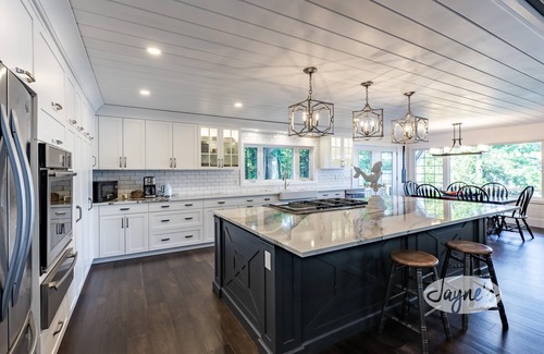 Torrance Cottage | Charming 8 bed 4 bath cottage/bunkie/boathouse on Lake Muskoka