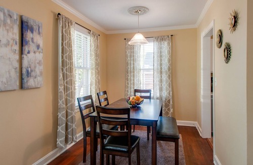 Whitebridge House | CHARMING AND SPACIOUS- JUST 6 MILES FROM DOWNTOWN- 4BR/3BA