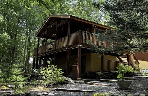 Hawley Ski Chalet | Charming and Tranquil Poconos Chalet in Lake Community