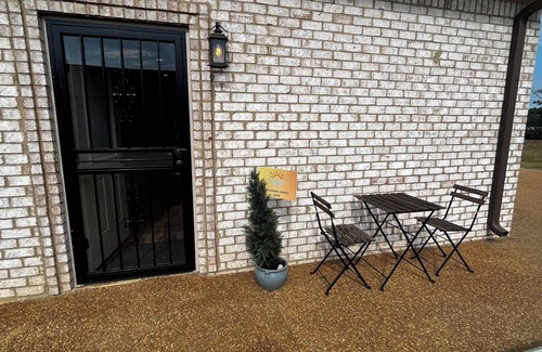 Savannah Apartment | Charming apartment in Savannah! Conveniently located near downtown!
