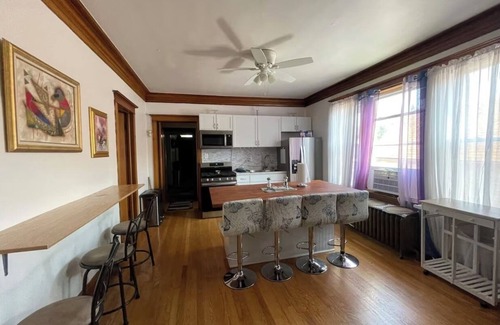 Blue Island House | Charming Apartment with WiFi and AC in enchanting Blue Island.