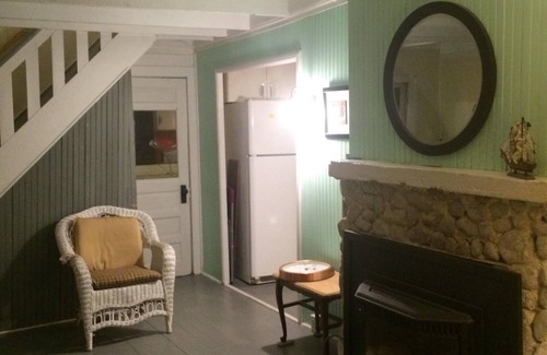 Niantic House | Charming Beach Cottage 2 blocks to beach