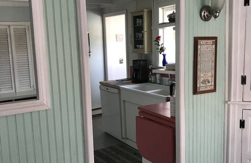 Niantic House | Charming Beach Cottage 2 blocks to beach