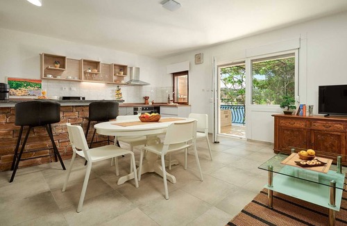 Rogac Villa | Charming beachfront villa with pool