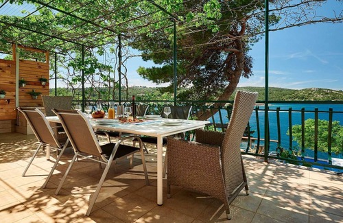 Rogac Villa | Charming beachfront villa with pool