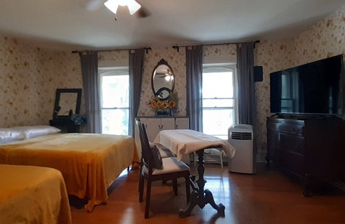 Strongsville Bed & Breakfast | Charming bed & breakfast with WiFi and AC in historic Strongsville