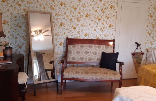 Strongsville Bed & Breakfast | Charming bed & breakfast with WiFi and AC in historic Strongsville