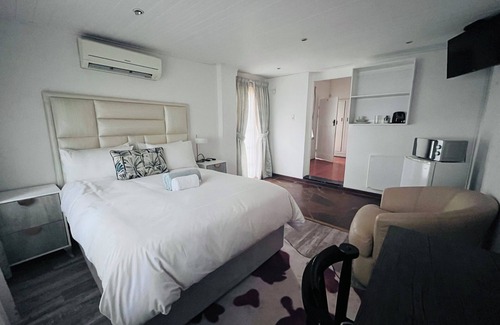 Selborne Bed & Breakfast | Charming bed & breakfast with 10 bedrooms and WiFi, AC in enjoyable East London