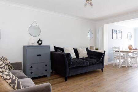 Wittering House | Charming Bolthole 400m to Beach