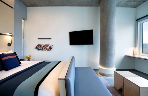 River North Art District Hotel | Charming Boutique Hotel w/Plush Mattresses l Pool l Mountain View