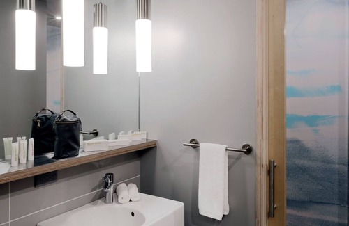 River North Art District Hotel | Charming Boutique Hotel w/Plush Mattresses l Pool l Mountain View